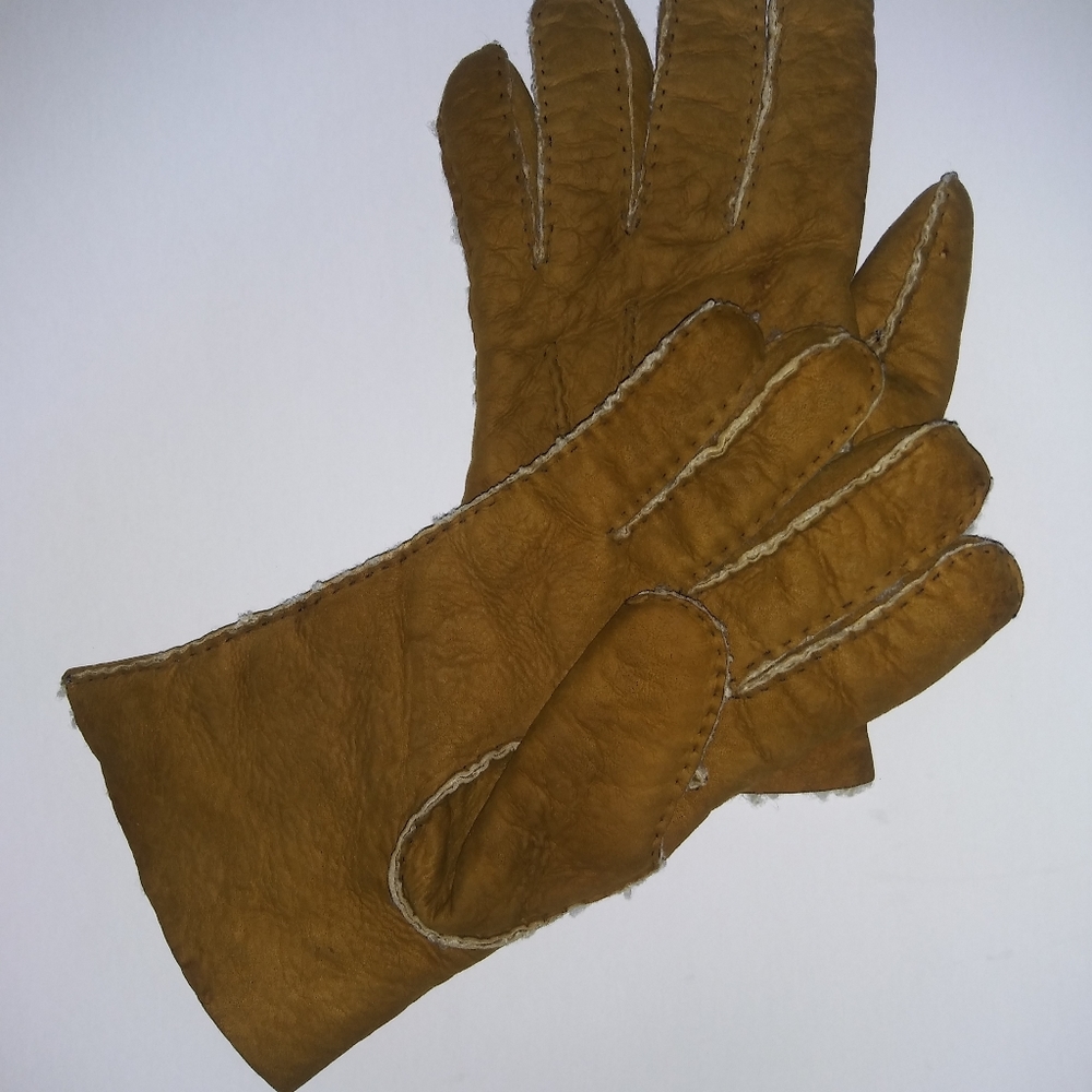 Women gloves gently worn could be sheepskin or shearling lining no tag...in good